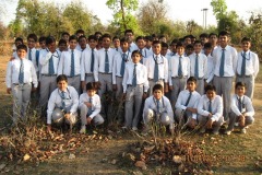 Students-of-middle-section-enjoying-the-natural-habitat-of-tigers-at-Bandavgarh-Tiger-Reserve