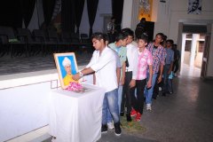 Students-paying-homage-to-Dr-Radhakrishnan-on-Teachers-Day