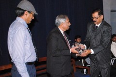 The-Principal-presenting-the-momento-to-the-outgoing-Director-Col.-V.N.-Ratnakar