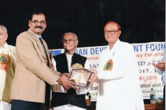 The-Principal-receiving-momento-at-Indian-Development-Foundation