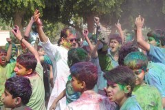The-students-enjoying-the-colours-with-the-Principal