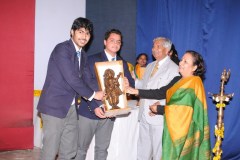 The-students-receiving-winners-trophy-for-B.E.T.-schools-Jhanki-competition